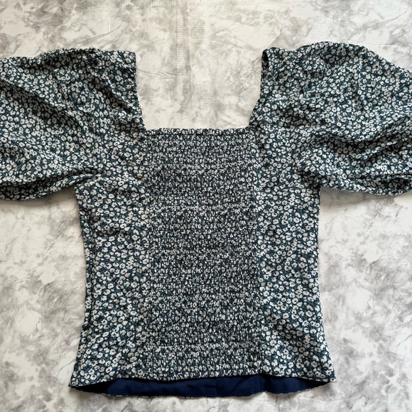 🌟NWT Abercrombie & Fitch Smocked Floral Crop Top with puff sleeves - Picture 4 of 4